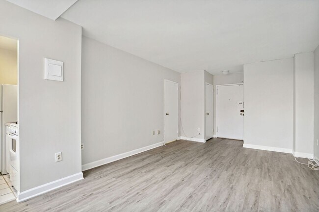 Building Photo - 1111 Arlington Blvd