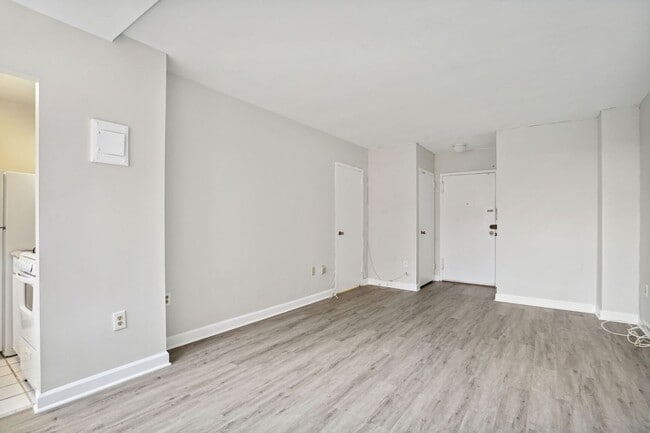 Building Photo - Spacious & Bright Studio at River Place West
