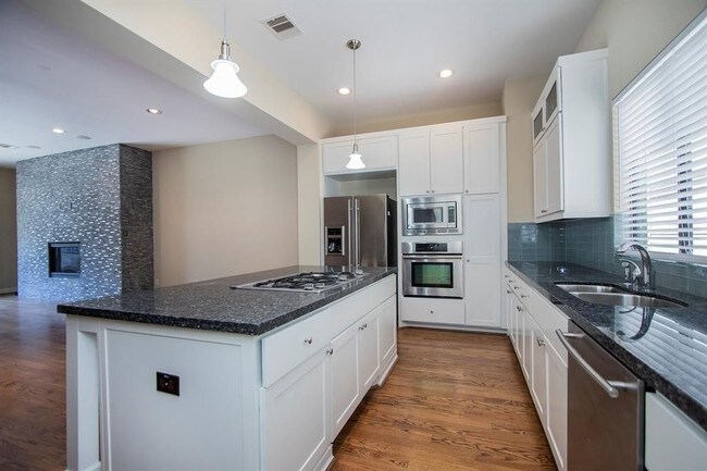 Building Photo - Contemporary townhome, rooftop terrace awa...