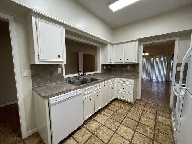 Building Photo - Live in the city of Panorama Village & enjoy all it has to offer: 27-hole golf course, 3 city par...