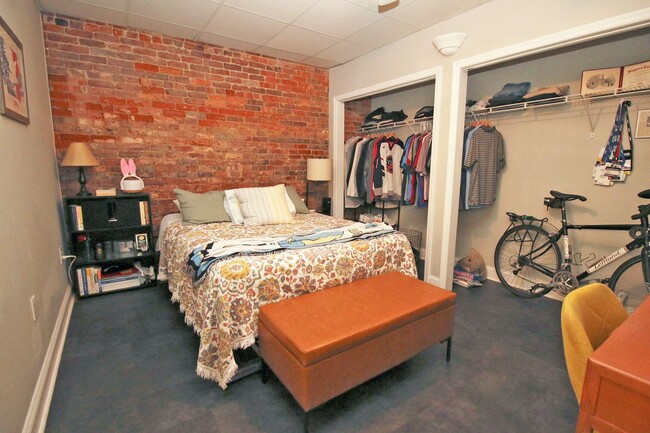 Building Photo - Stylish Apartment Living in the Heart of t...