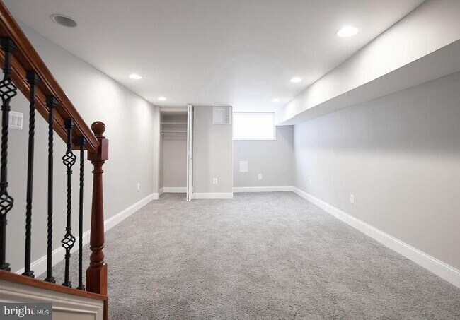 Building Photo - 2624 Llewelyn Ave