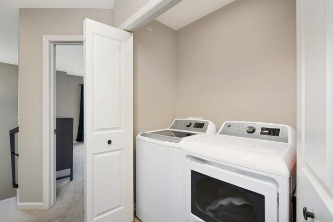 Building Photo - 848 Roselyn Dr