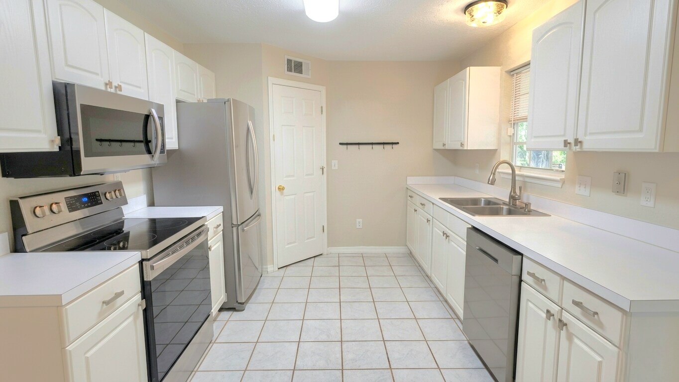 Building Photo - 325 E Plymouth Ave