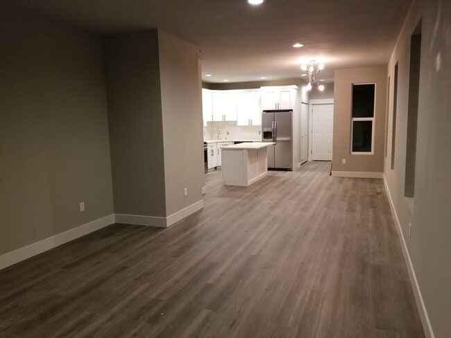 Building Photo - Newer 5 Bed, 3 Bath Home with over 3100+ s...