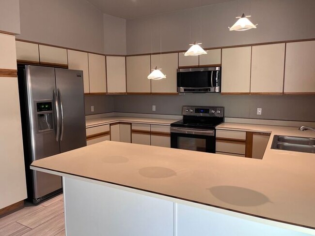 Building Photo - Adorable light and bright! 3Bedroom/2Bath ...