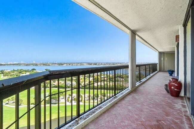 Building Photo - 1900 Consulate Pl