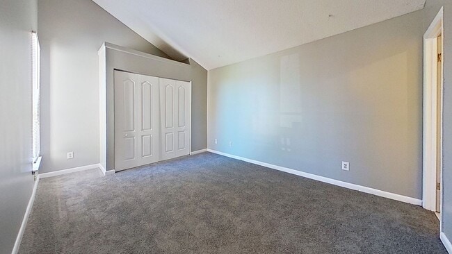 Building Photo - Great 3/2 patio home available now!