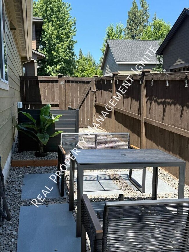 Building Photo - 61203 Snowbrush Dr