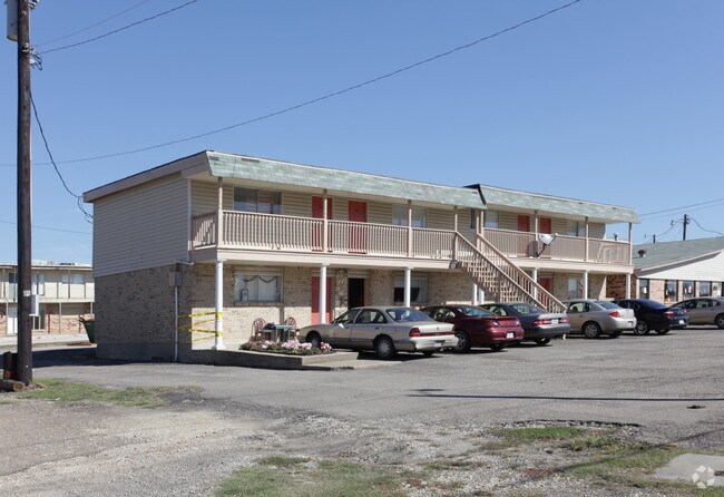 Primary Photo - The Estates at Commerce