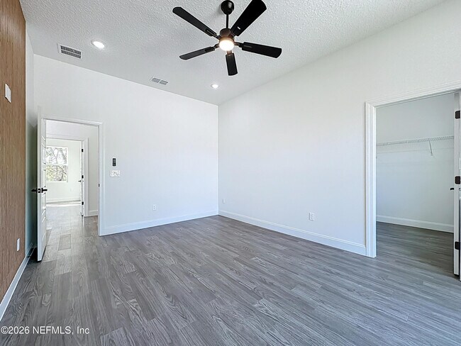 Building Photo - 2121 Broadwater Dr