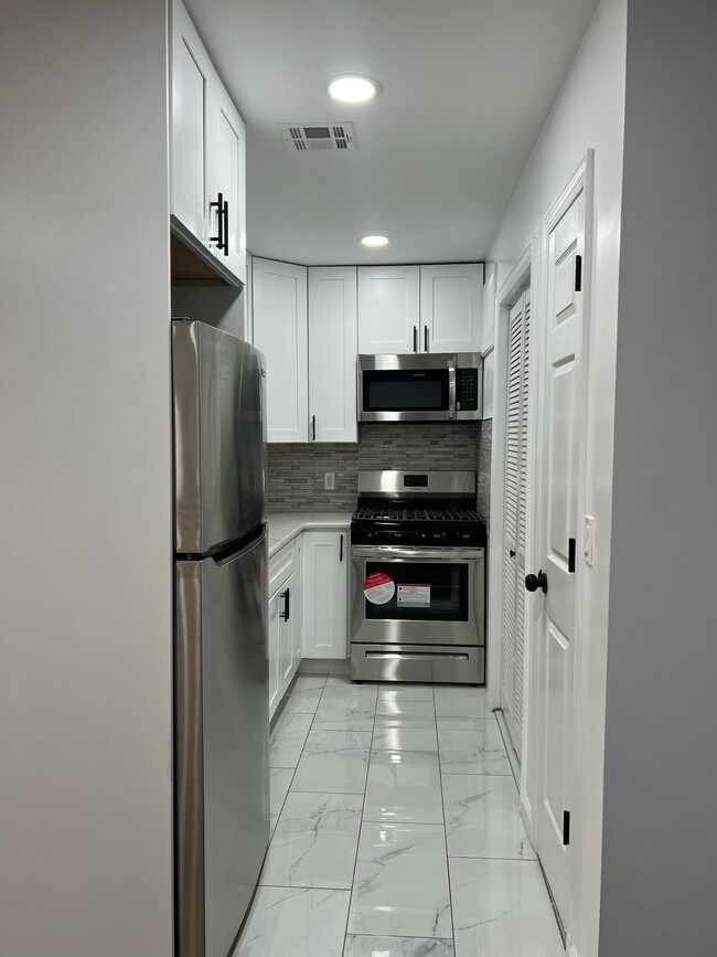 Building Photo - 384 Palisade Ave