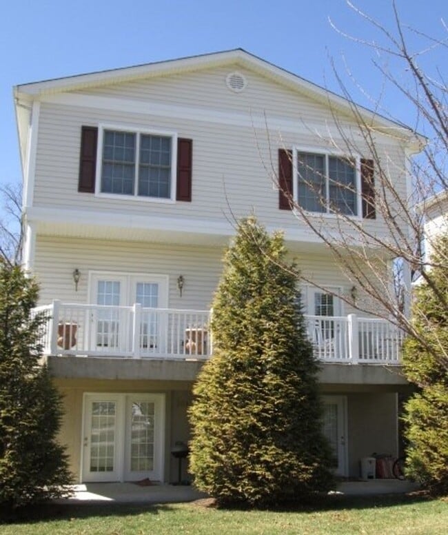 Building Photo - 204 Heights Ln
