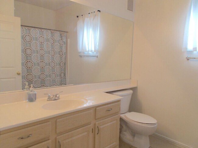 Building Photo - Beautifully Maintained Fully Furnished Home – Move-In Ready!