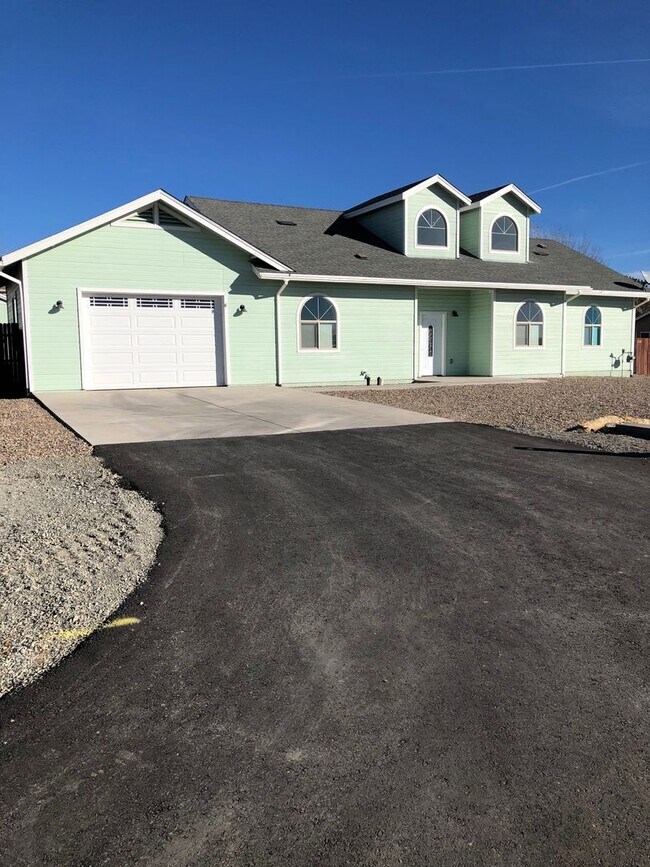 Building Photo - Sunny Three Bedroom in North Prescott Valley