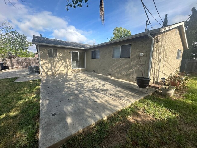 Building Photo - Recently Updated 4 Bedroom Home with Yard