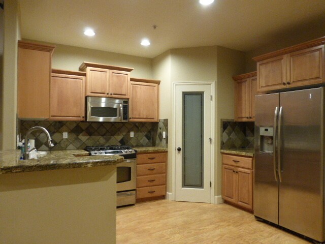 Building Photo - Bethany Town Home Available