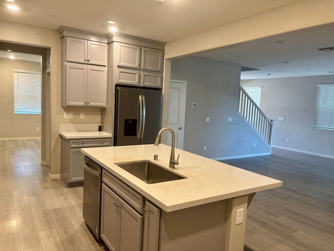 Building Photo - 3180 Edgeview Dr