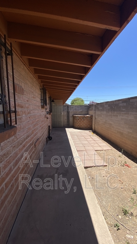 Building Photo - 742 E Holaway Dr
