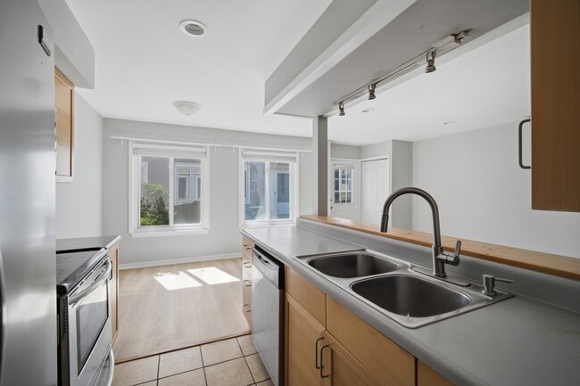 Building Photo - 1180 Cove Dr