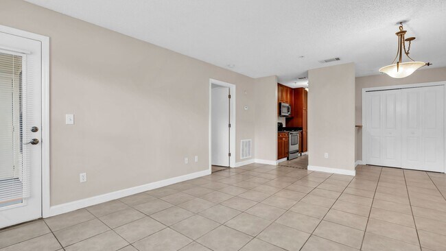Building Photo - Charming 1BD/1BTH Ground Level Condo in St...