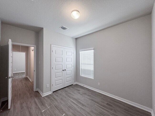 Building Photo - 9306