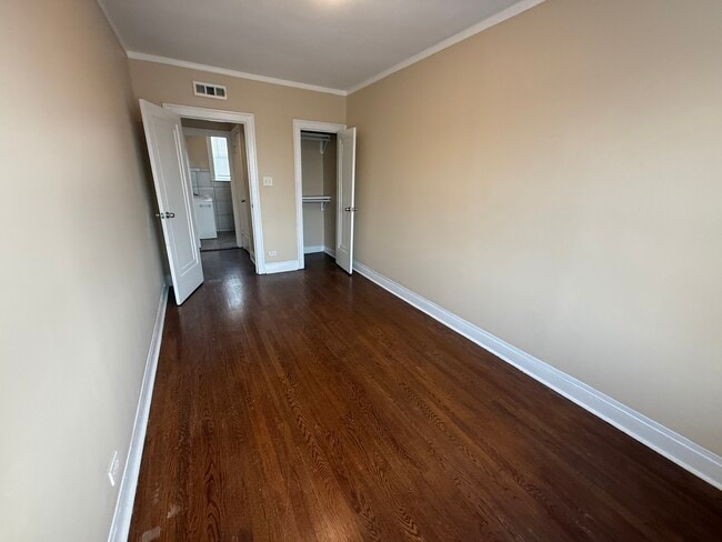 Building Photo - 4454 W Diversey Ave