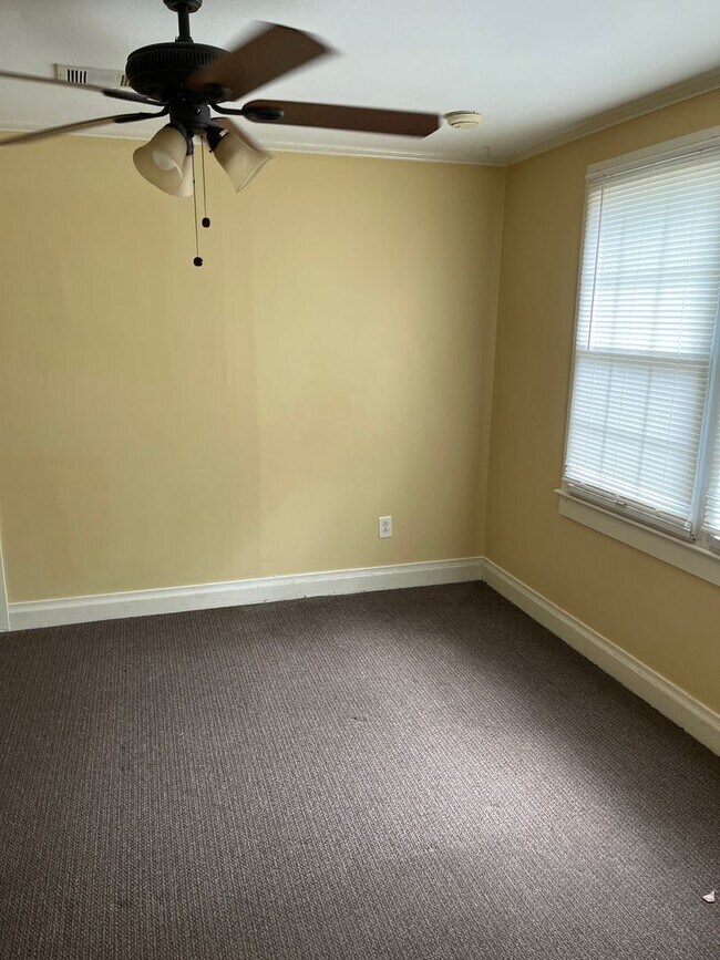 Building Photo - 2 Bed, 1 Bath Apartment