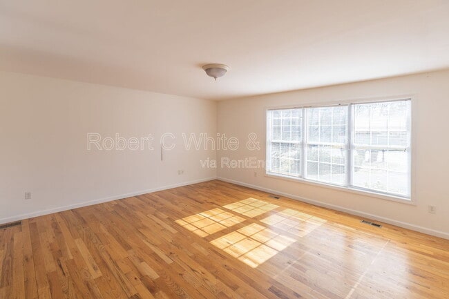 Building Photo - 10 Winthrop Dr