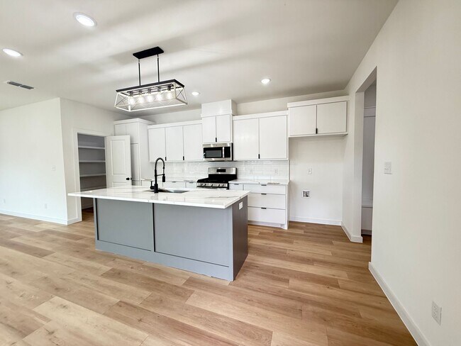 Building Photo - Spectacular Town-Home in West Lubbock!