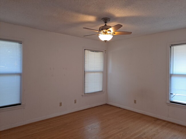 Building Photo - 3 Bedrooms, 1 Bathroom, 2 Car Garage @ Nor...