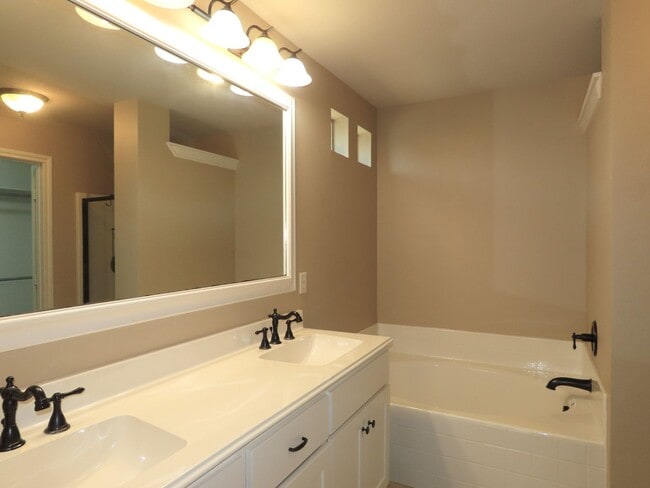 Building Photo - Coming Soon!! Lindale, Gorgeous 4 Bedroom, 2 Bath Home!