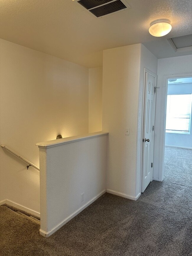 Building Photo - SPACIOUS 3BD/2.5BA TOWNHOME at THE BLUFFS ...