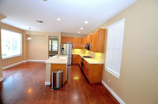 Building Photo - 4Br/3-1/2 bathroom Home