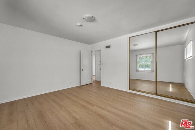 Building Photo - 315 26th St