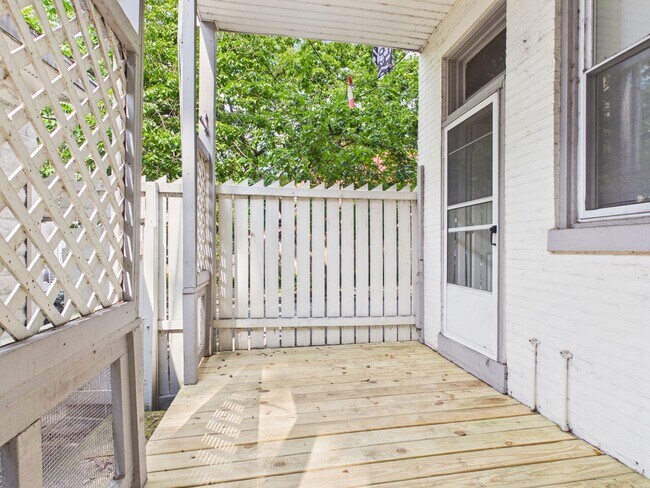 Building Photo - 206 Kelker St