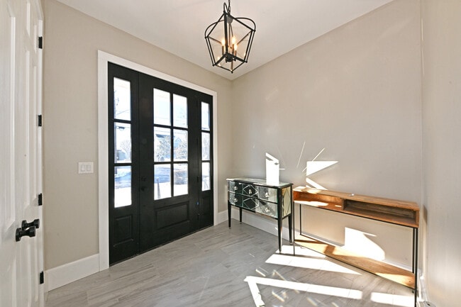 Building Photo - 62 Elm St