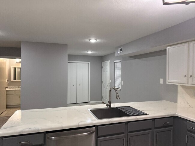 Building Photo - 921 Minns Dr