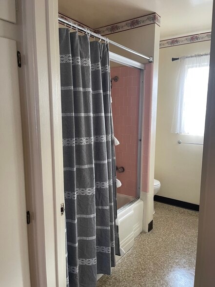 Building Photo - 1431 1/2 N Allen Ave