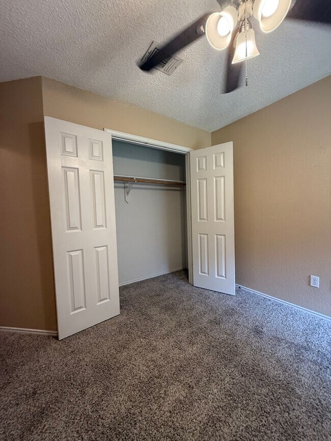 Building Photo - COMMUTER FRIENDLY / ESTABLISHED NEIGHBORHOOD