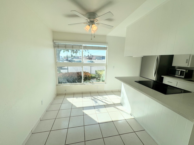 Building Photo - Bright and Spacious Downstairs Condo Minut...