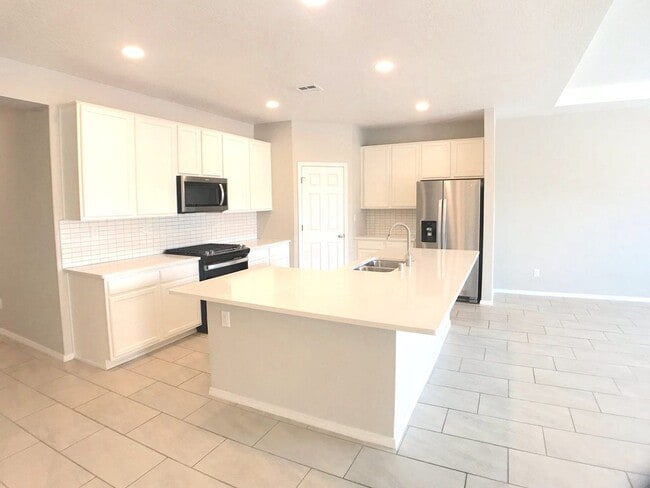 Building Photo - Los Lunas 3 bedroom! Tile Throughout! Refrigerated Air! Spacious living area
