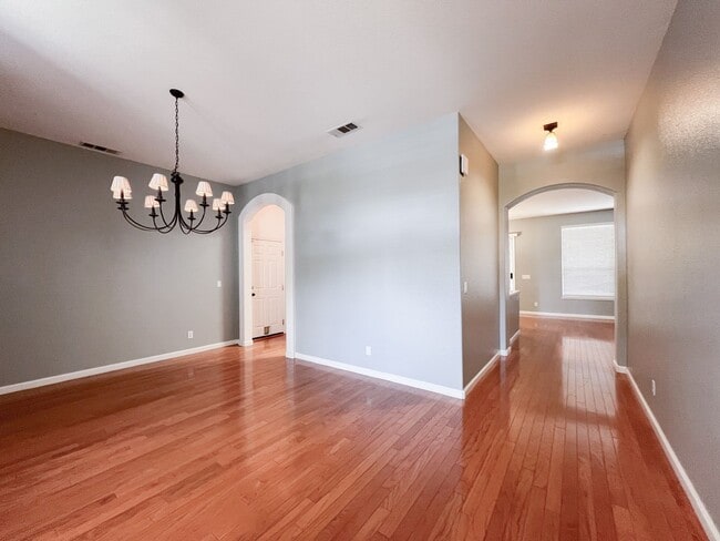 Building Photo - Spacious Single Story 3 Bd, 2 Ba Home in S...