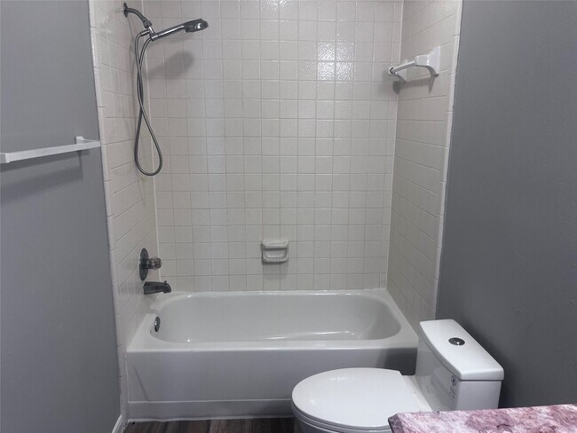 Building Photo - 1810 Village Ct Ln