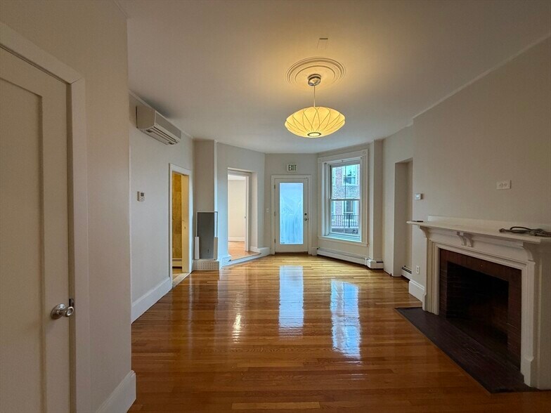 Building Photo - 252 Newbury St