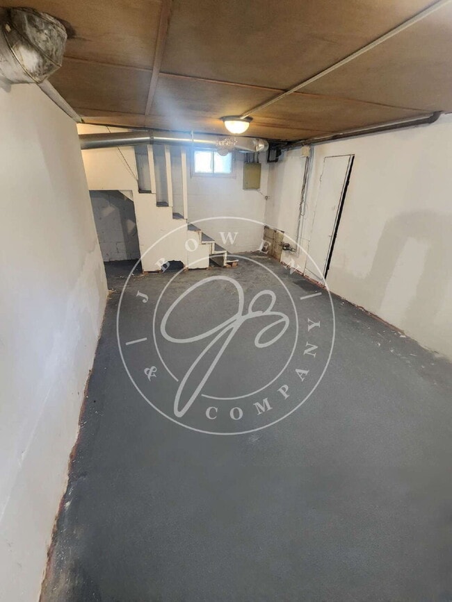 Building Photo - Spacious 3 bed with bonus room and shower ...