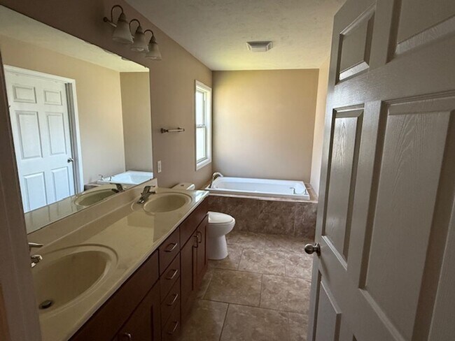 Building Photo - 417 DAHLIA