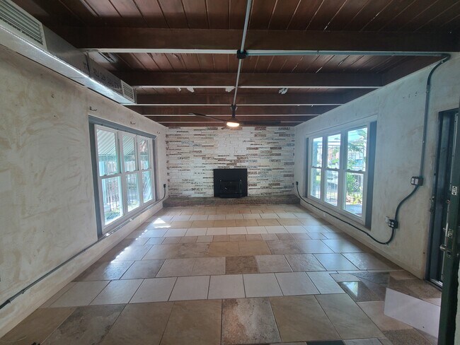 Building Photo - 1703 John Anderson Dr