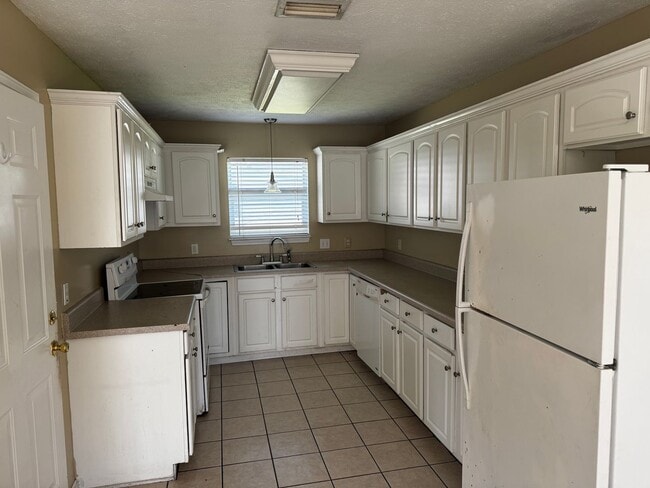 Building Photo - Palm Cove Single Family Home