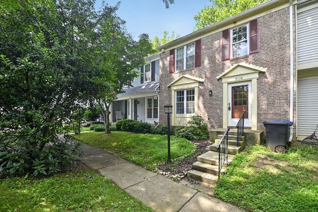 Building Photo - Well maintained, Bright & Spacious 3 BR/3.5 BA Townhome w/ Parking & Private patio - Pets Welcome!